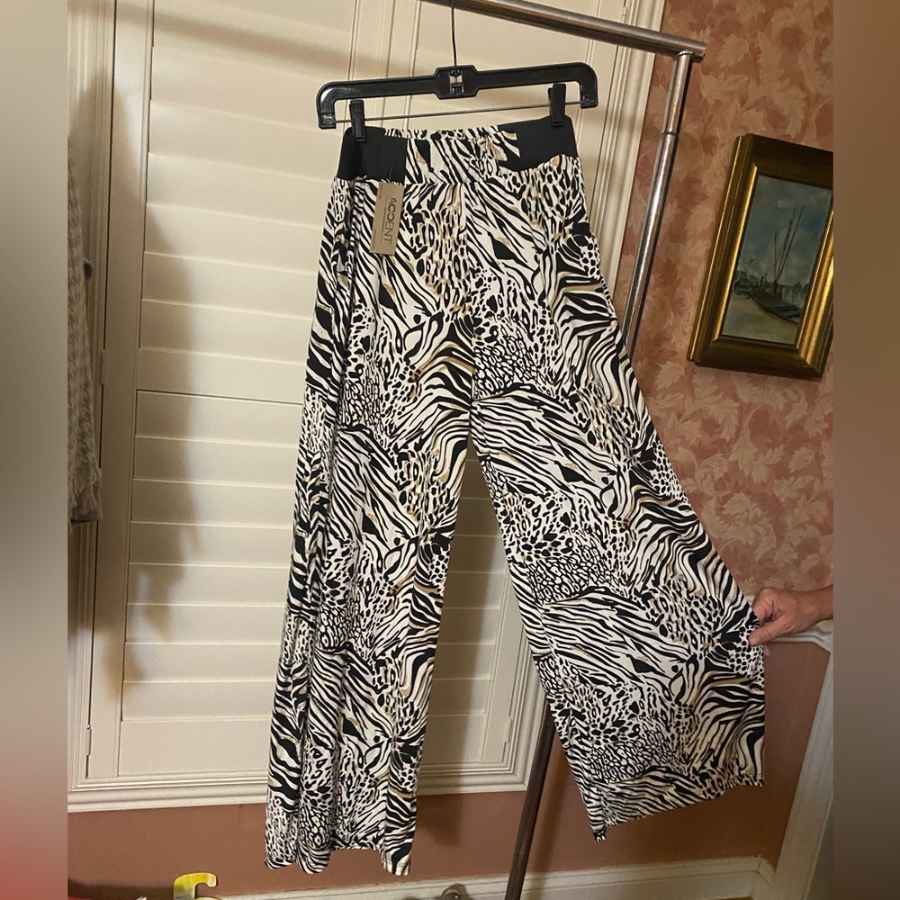 NWT - Accent Accessories slinky soft palazzo pants. One size. Animal print